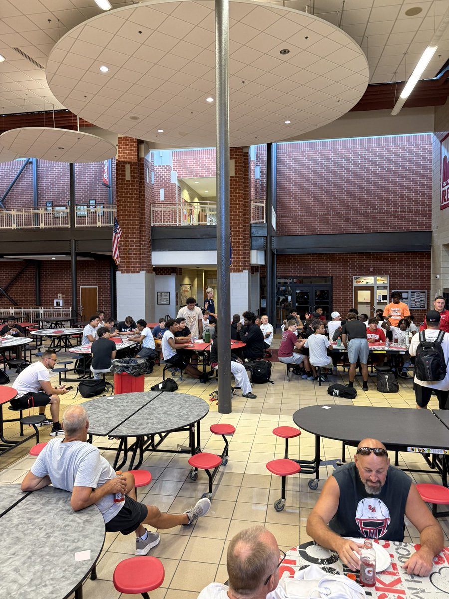 NEW ROOTS, NEW TRADITIONS

Wednesdays are for family. Every week we meet as a program, eat a nice meal, and allow our seniors to speak to the team about what it means to be a rocket!

Big thank you to Paisanos in South Milwaukee for sponsoring today’s dinner! 

#PunchTheClock ⏰