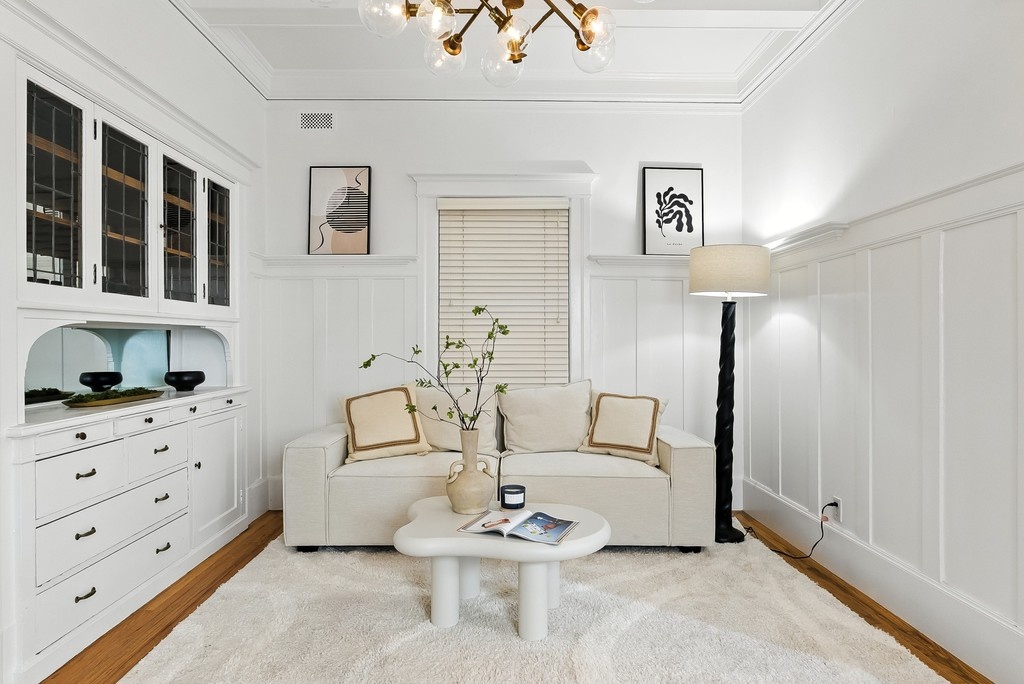 On a quiet, sun-filled lane in Historic Nob Hill, you’ll find this Edwardian gem. With just four residences in the building, it feels like a secret hideaway, period charm mingled with modern grace. corcoranicon.com/listing/CA/San…
