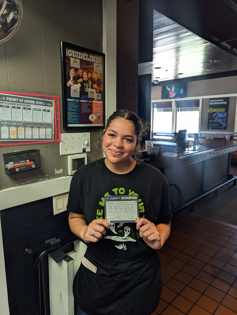 NellyGalvan22's tweet photo. Recognition to LaDaysha in one shift she went from 89 SA to 91 SA she is part of the stars and her goal is to go higher we so proud to this girl 🌷🌷🌷love her. #chilislove #chilisbastroptx #teamwork #hospitality #makefriends https://t.co/DB7BTi1gt4