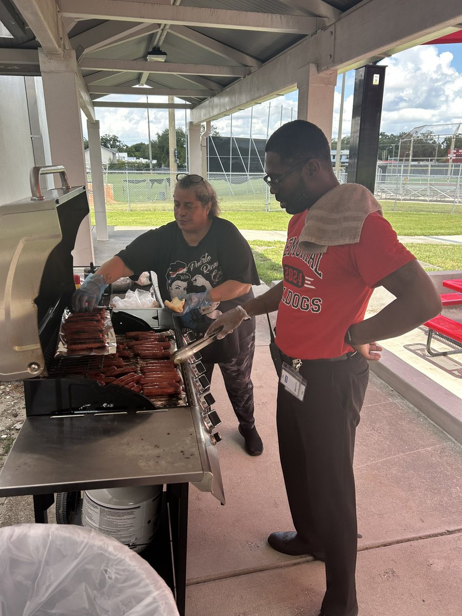 This is Memorial! Our students were rewarded for being in uniform. Thank you Mr. Hart for grilling for our students! Ms. Jeanine and Ms. Torres supported the work😎🌞😃