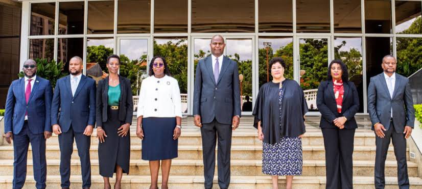 OPaisOnIine's tweet photo. Política 
Governo anuncia novo plano para reduzir corrupção: cada ministro terá agora limite de 3 malas de dinheiro por viagem.

#Moçambique #Política #Corrupção
https://t.co/7HPEtsQkOC https://t.co/q8bNyl07uh