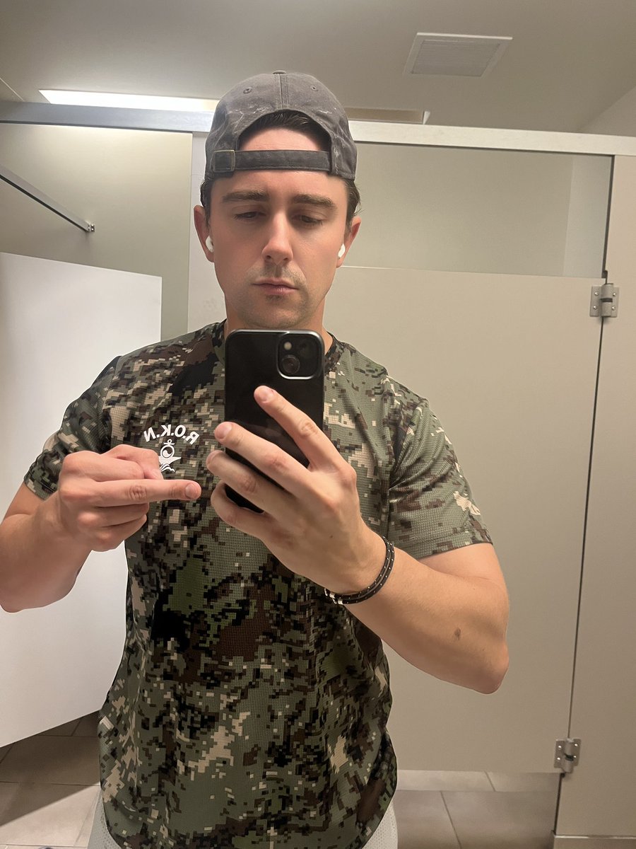 Getting back to a normal rhythm at the gym. Such a shame that I don’t have any f4gs nearby to worship my sweaty, alpha post gym D1 hockey body.