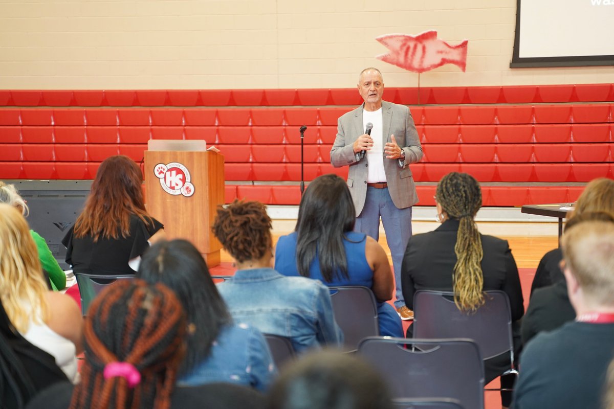 Hsdist157's tweet photo. On Teacher Institute Day, our staff learned from Ambrose Panico, author of The Difference. 🎒📚✏️ Thanks to our educators, students grow into confident, lifelong learners and prepared citizens. https://t.co/idWcTIZDtI