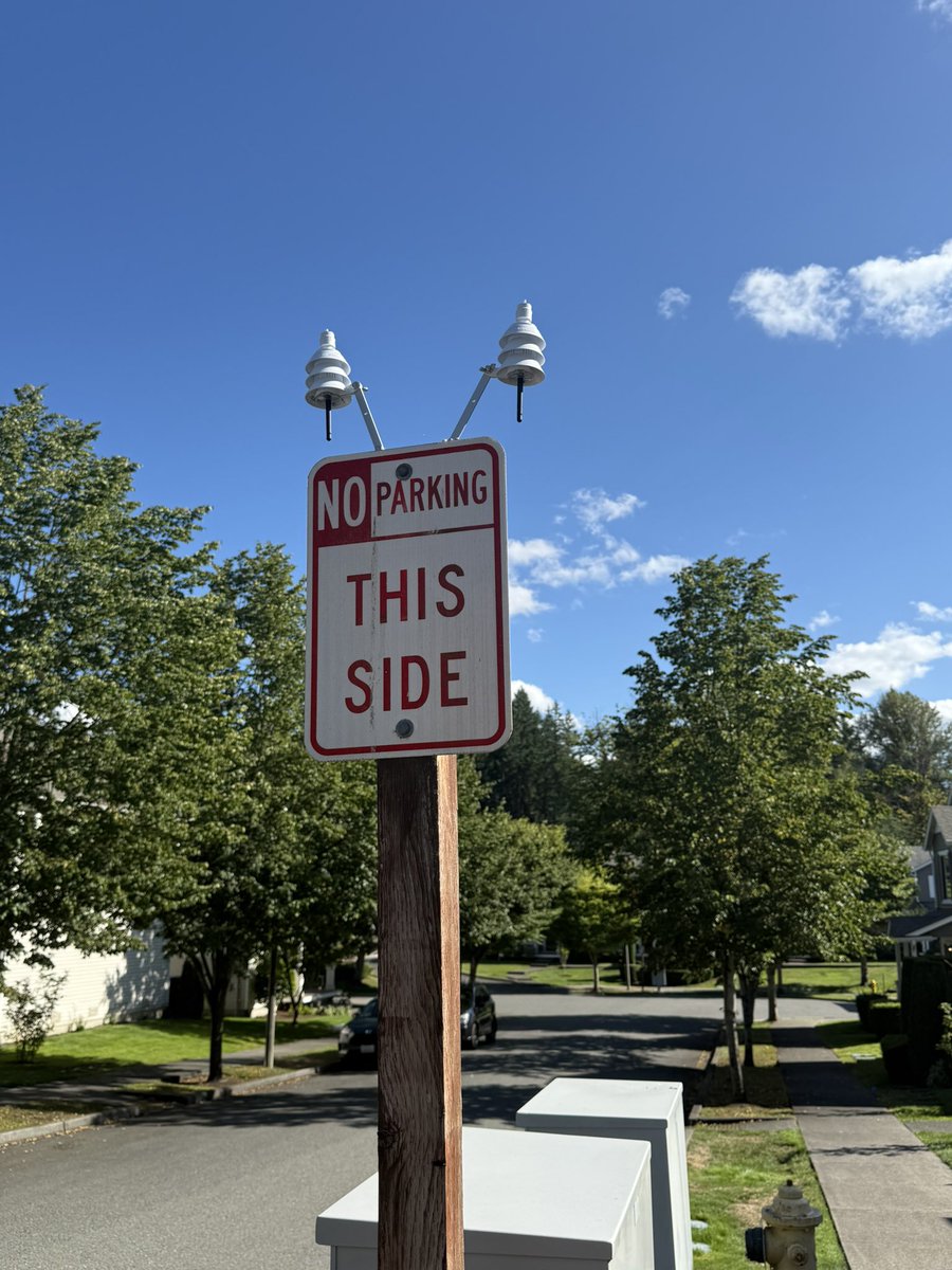 425Esten's tweet photo. Hey @SnoqualmieGov , what are these antennas that are on top of this sign? Are these yours, or something illegal? I saw it on Hancock Ave SE after you turn right off of Jacobia https://t.co/CxF696ni7z