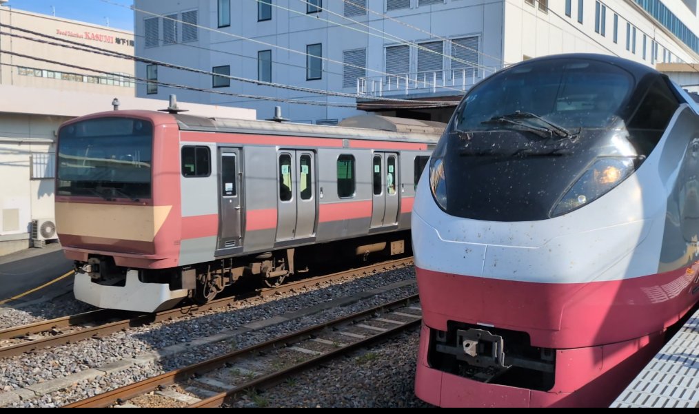 CLMggcg2Ka8Lhlz's tweet photo. 331M 水戸行
水ｶﾂ E531系 K451編成(付属編成5両)+K423編成(基本編成10両)
昨夜から足掛け2日に渡る15両オール赤電編成の運用は、この331Mの土浦での付属編成解放で終了しました。
＃赤電 ＃赤電15両編成 #常磐線 #K423 #K451 #E531系 https://t.co/VvFLcULYHL