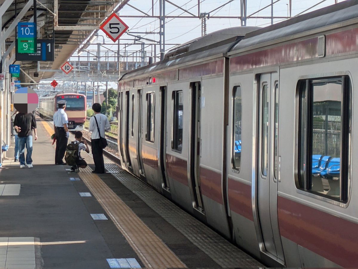 CLMggcg2Ka8Lhlz's tweet photo. 331M 水戸行
水ｶﾂ E531系 K451編成(付属編成5両)+K423編成(基本編成10両)
昨夜から足掛け2日に渡る15両オール赤電編成の運用は、この331Mの土浦での付属編成解放で終了しました。
＃赤電 ＃赤電15両編成 #常磐線 #K423 #K451 #E531系 https://t.co/VvFLcULYHL