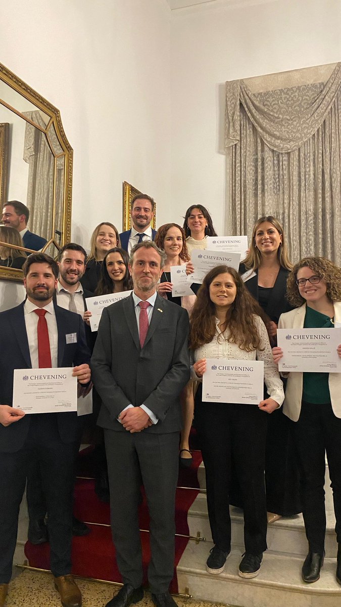 Hoy despedimos a los becarios Chevening 2025-26, que pronto viajarán a 🇬🇧 para iniciar sus maestrías y vivir lo que no tengo dudas será una de las mejores experiencias de sus vidas. Buen viaje y nos reencontraremos muy pronto!