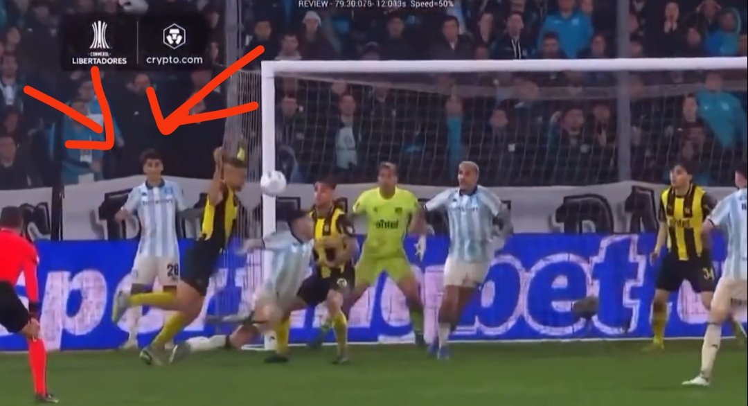 WillyBogarin's tweet photo. Alguien me puede decir si está bien que un jugador de Racing este parado atrás del arco sin chaleco, y con camiseta? https://t.co/SqJakP1Pc4
