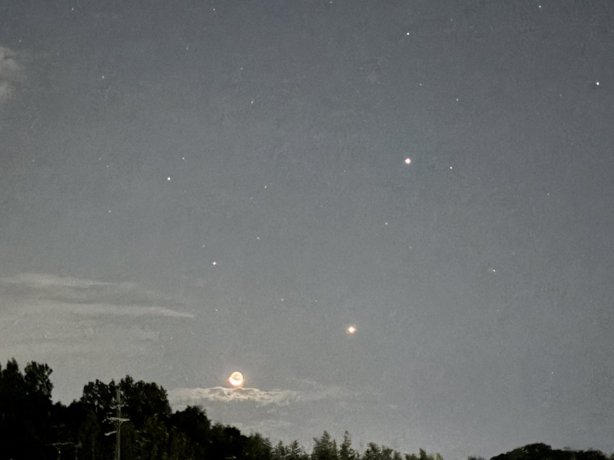 C2zLx's tweet photo. 真夜中の三日月と火星？
もう一つも何？ https://t.co/QGswAHbUW0
