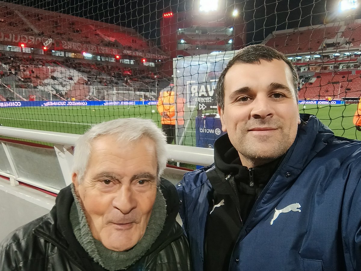 ROKEAP's tweet photo. En casa noche de copa ♥️❤️🎈🇦🇹 https://t.co/vRFO2Rae59