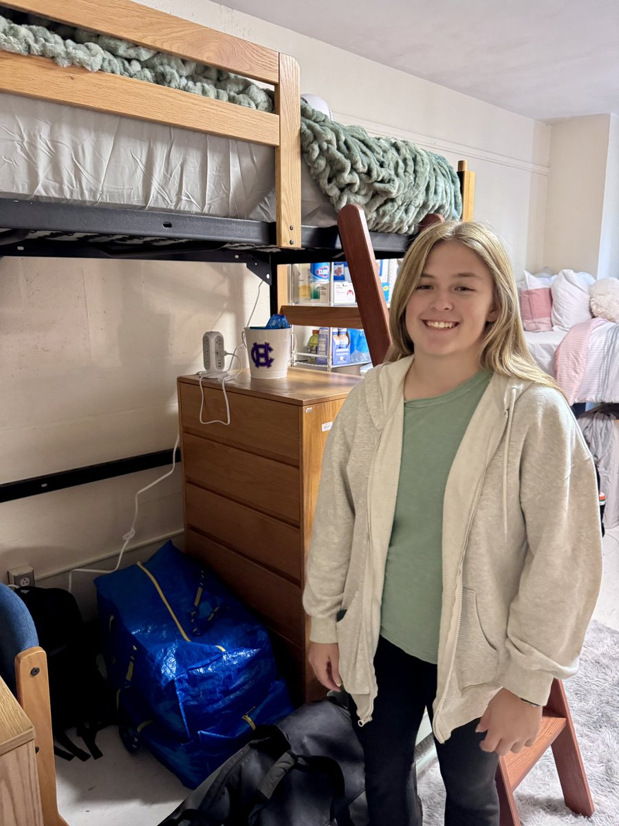 HCrossSB's tweet photo. ✝️📦 Happy move in day from our 🥎freshmen!

#GoCrossGo https://t.co/4MYUlz4dNK