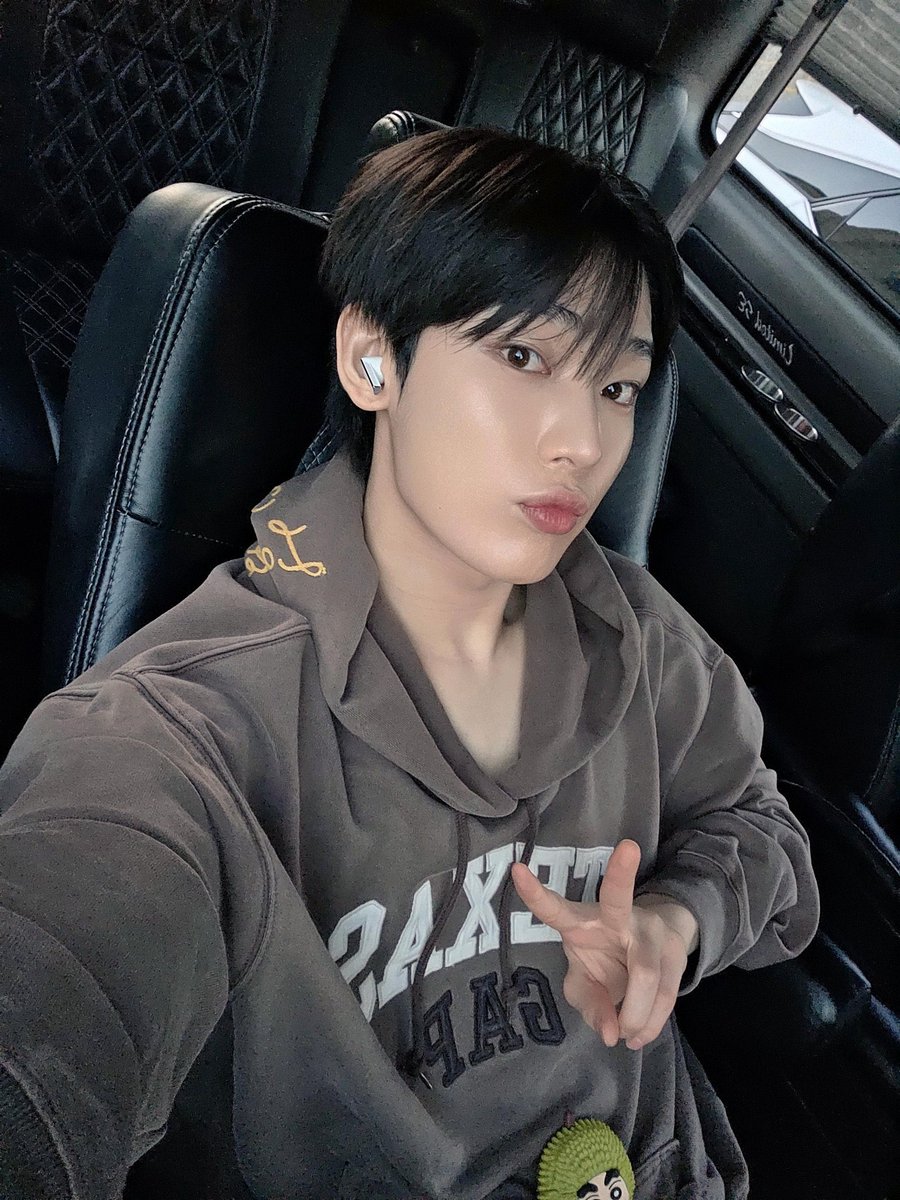 EngeneWeverse's tweet photo. 🌐 Weverse (🦊): 200825
•Ddeon-selfie
#ENHYPEN #엔하이픈
#engeneworld #SUNOO
Yun🦷©️Engene_world https://t.co/xuC0bXdFRx