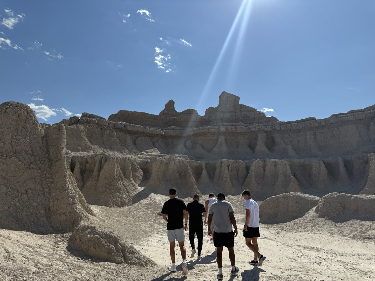 SDCoyotesMBB's tweet photo. Taking in the scenery in the Badlands! ⛰️

#GoYotes x #WeAreSouthDakota https://t.co/Je0AHJFdOI