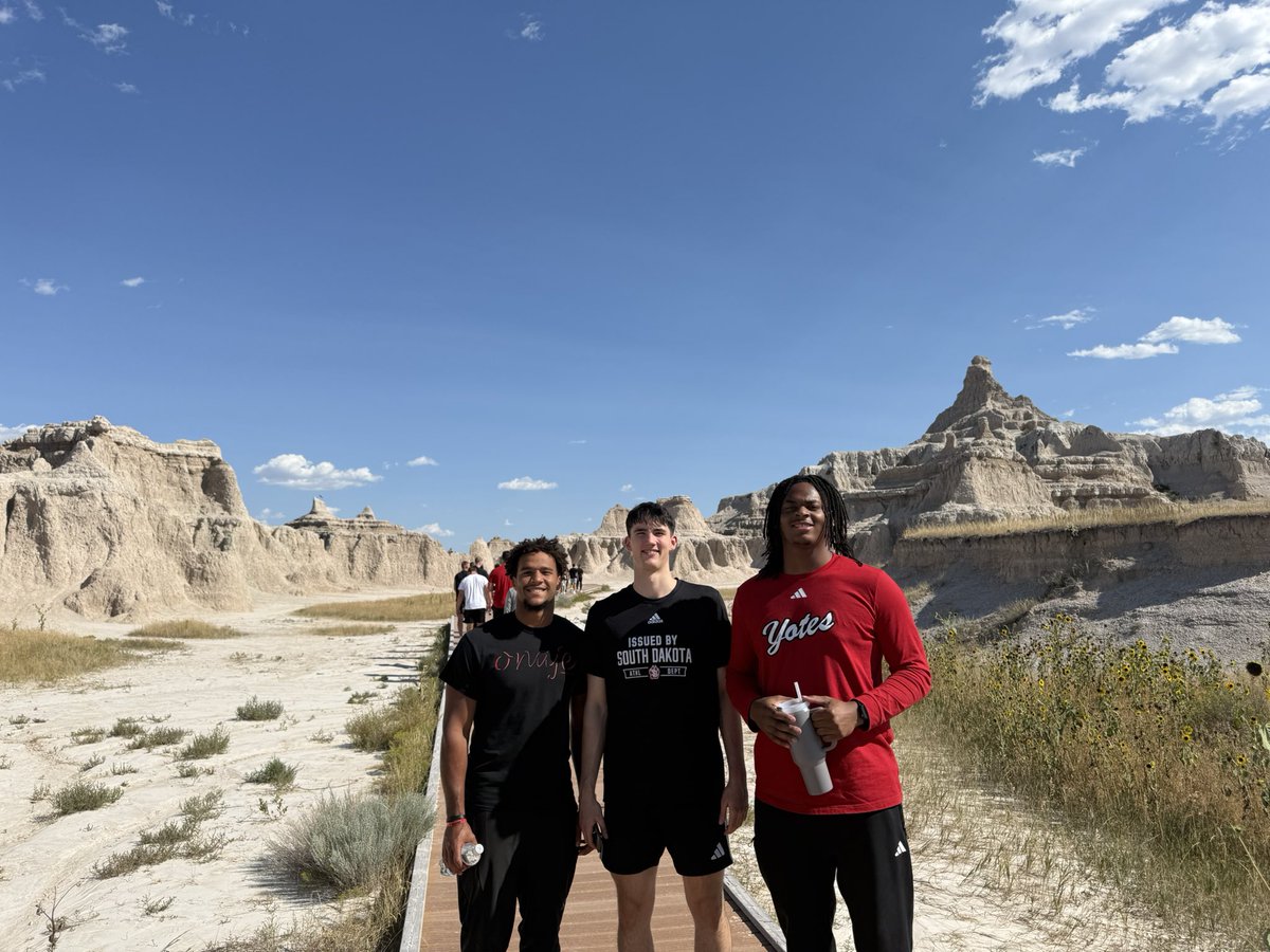 SDCoyotesMBB's tweet photo. Taking in the scenery in the Badlands! ⛰️

#GoYotes x #WeAreSouthDakota https://t.co/Je0AHJFdOI