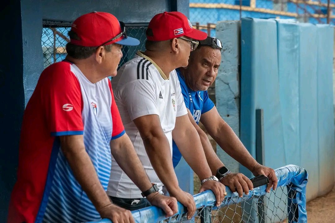 CNCTVGranma's tweet photo. #RadioBayamoBéisbol | Juan Reynaldo Pérez Pardo, presidente de la Federación Cubana #Béisbol y #Softbol (#FCBS), visitó en la tarde de este miércoles los estadios 30 de Noviembre, de #Guisa, y Mártires de Barbados, de #Bayamo.
FOTOS | @CMKXDigital
#BéisbolCubano
#ProvinciaGranma https://t.co/GFNASvtpZc
