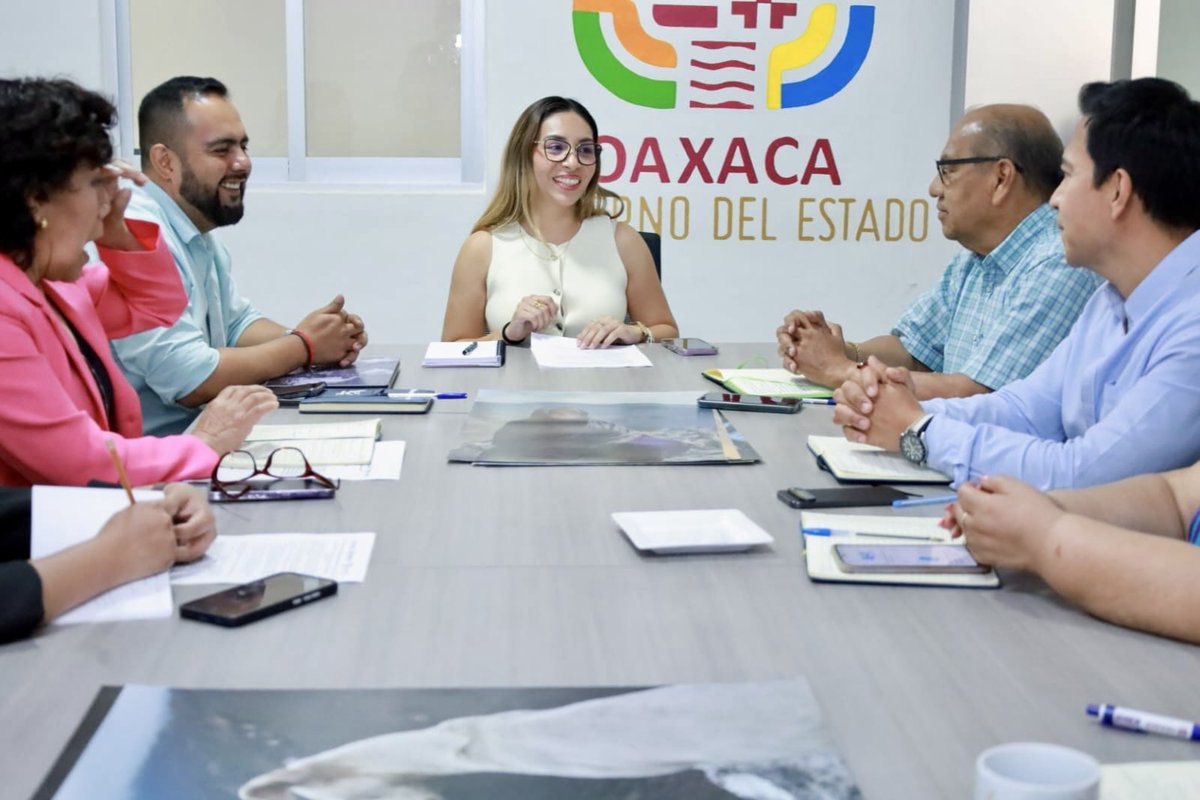 blancaluzmtz's tweet photo. Sostuve una reunión de trabajo con las áreas académicas y administrativas del Colegio.
Fue un espacio para revisar avances, fortalecer la coordinación y plantear nuevas estrategias que nos permitan seguir mejorando la formación de nuestras y nuestros estudiantes.
Con diálogo y trabajo en equipo, seguimos construyendo un #CECyTEO más fuerte y cercano a la comunidad.

#EducaciónQueTransforma
