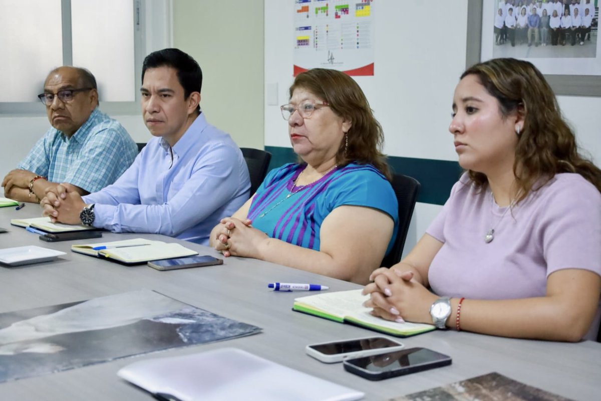 blancaluzmtz's tweet photo. Sostuve una reunión de trabajo con las áreas académicas y administrativas del Colegio.
Fue un espacio para revisar avances, fortalecer la coordinación y plantear nuevas estrategias que nos permitan seguir mejorando la formación de nuestras y nuestros estudiantes.
Con diálogo y trabajo en equipo, seguimos construyendo un #CECyTEO más fuerte y cercano a la comunidad.

#EducaciónQueTransforma