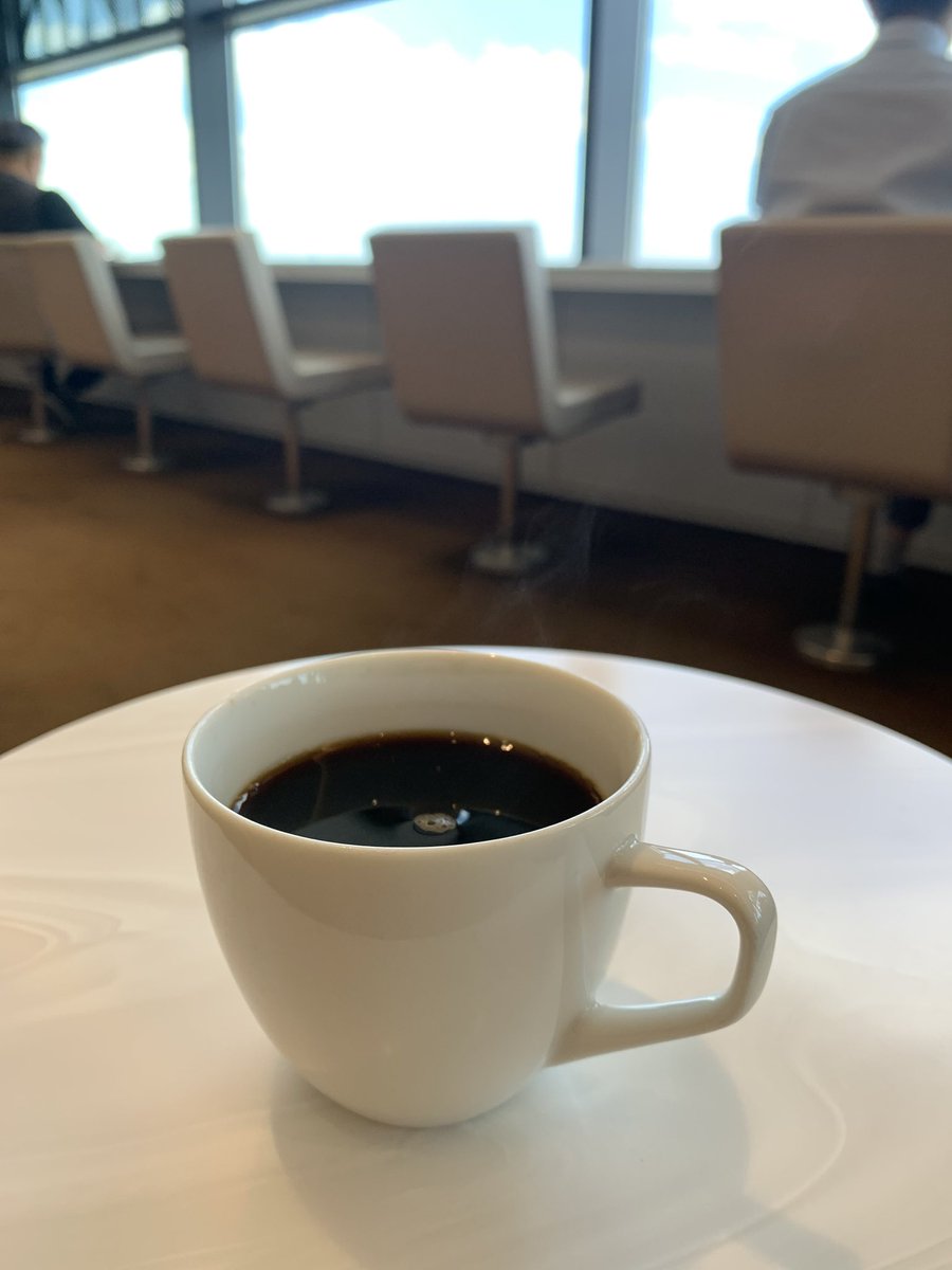StudioMortlake's tweet photo. とりあえず出発前にラウンジで一服。漸くコーヒーが飲めた。長い１日が始まる。昨日も長い１日だったけど。機内では爆睡する気満々。パソコンは意地でも開かんぞ。多分。 https://t.co/kxyvwrJFmP