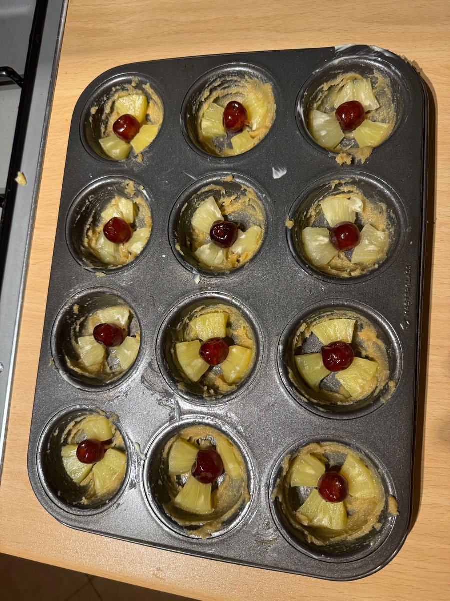 POVDenis's tweet photo. Pineapple Upside Down Cupcakes! https://t.co/dGckDm6pYv