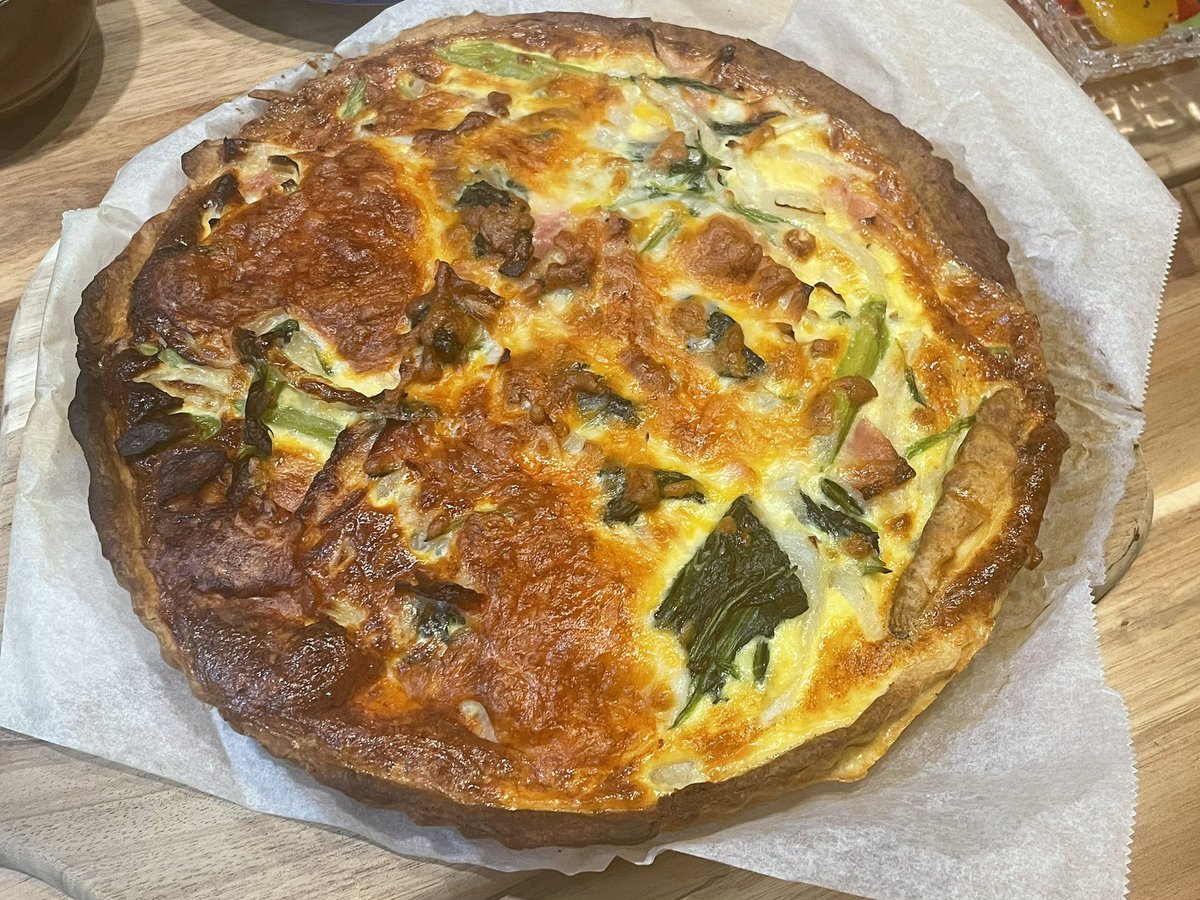 ベルギーではパイ生地が1€くらいで売ってたからよくキッシュ焼いてたけど、帰国してから一回も作らなかったな。
なんせヨーロッパの型は27cmと巨大。日本のパイシート何枚使うん。
子供がキッシュ食べたいというのでパートブリゼ から手作り。
フープロあれば簡単やった。