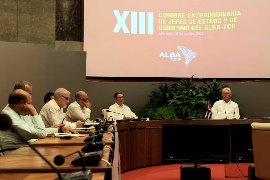 Bruno Rodríguez P (@brunorguezp) on Twitter photo Presidente <a href="/DiazCanelB/">Miguel Díaz-Canel Bermúdez</a> en XIII Cumbre Extraordinaria <a href="/ALBATCP/">ALBA</a> sobre declaración <a href="/CasAmericas/">Casa de las Américas</a>:
“La diplomacia de las cañoneras regresa al Caribe. Barcos, aviones, un submarino y miles de efectivos estadunidenses son desplegados en la región...
#ALBAUnida Presidente <a href="/DiazCanelB/">Miguel Díaz-Canel Bermúdez</a> en XIII Cumbre Extraordinaria <a href="/ALBATCP/">ALBA</a> sobre declaración <a href="/CasAmericas/">Casa de las Américas</a>:
“La diplomacia de las cañoneras regresa al Caribe. Barcos, aviones, un submarino y miles de efectivos estadunidenses son desplegados en la región...
#ALBAUnida