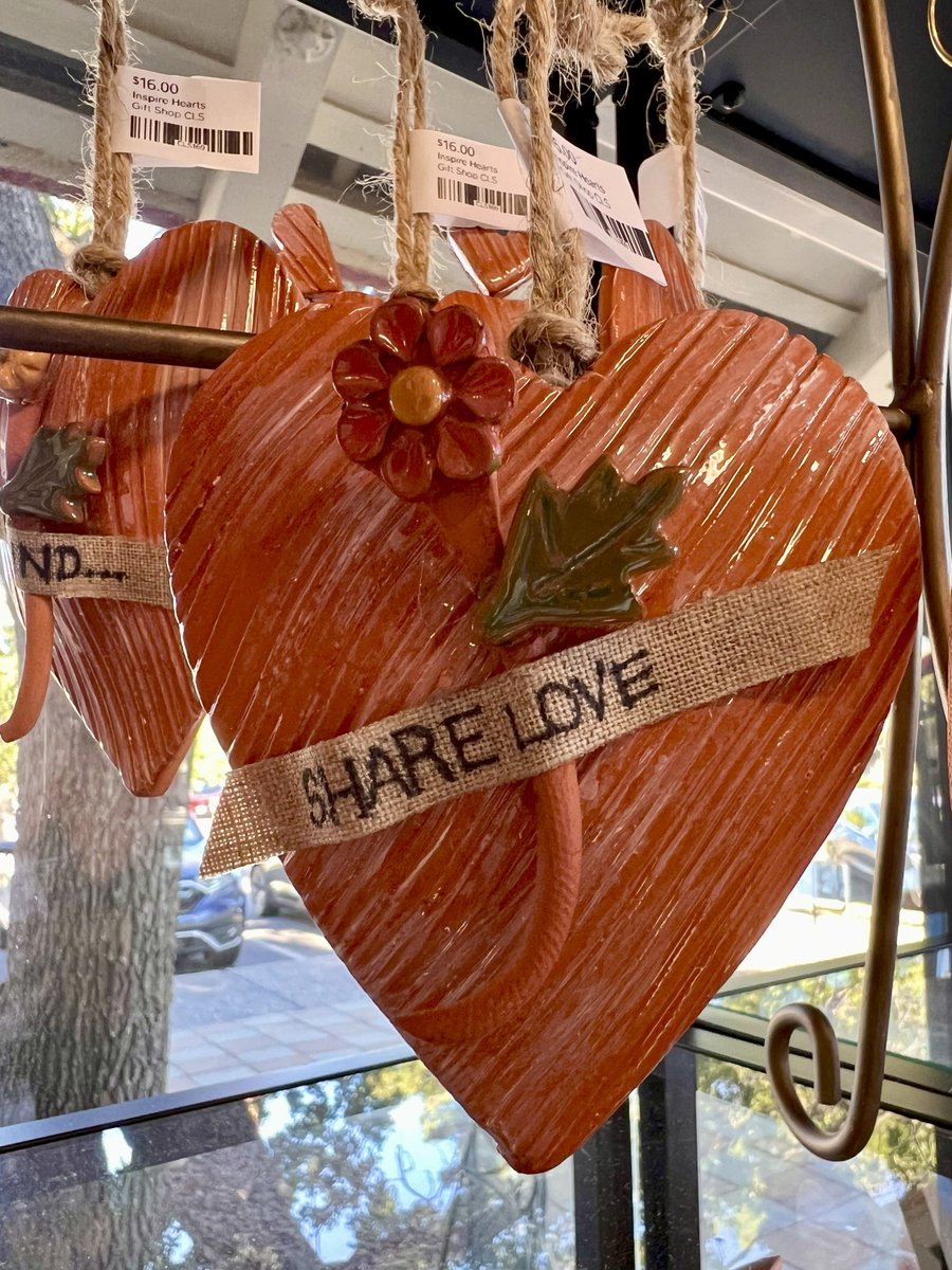 CaliforniaOSBA's tweet image. 🎨 Our Local Engagement Specialist Jamie Winters visited the Art League of Lincoln’s M.O.V.E. exhibit featuring incredible local talent in painting, glasswork, clay &amp;amp; more! 🖼️

Support community art &amp;amp; visit the 6th Street Gallery!
🔗 artleagueoflincoln.com/galleries/6th-…

#SupportLocalArt