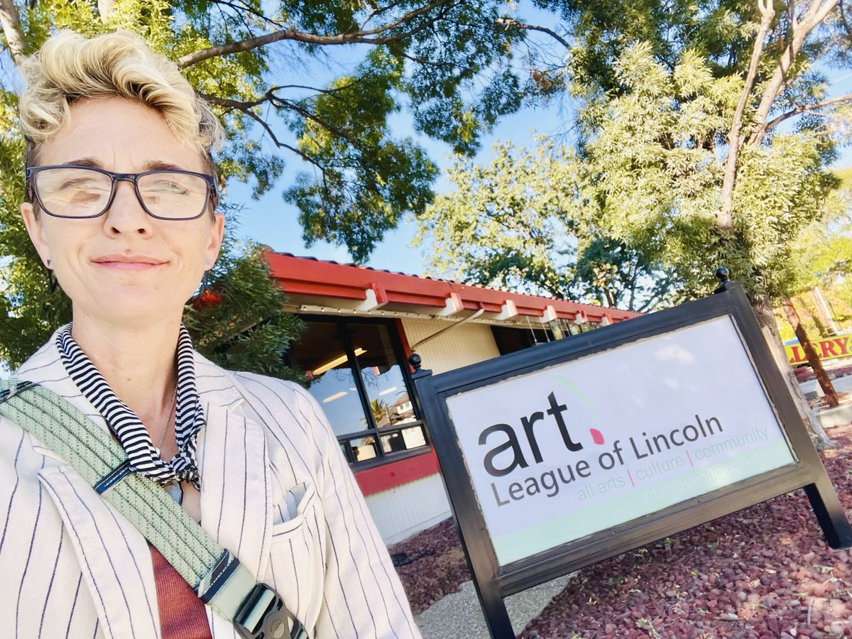 CaliforniaOSBA's tweet image. 🎨 Our Local Engagement Specialist Jamie Winters visited the Art League of Lincoln’s M.O.V.E. exhibit featuring incredible local talent in painting, glasswork, clay &amp;amp; more! 🖼️

Support community art &amp;amp; visit the 6th Street Gallery!
🔗 artleagueoflincoln.com/galleries/6th-…

#SupportLocalArt