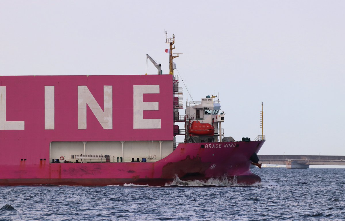 鶴見航路から大黒防波堤東灯台付近を港外に向けて航行する #GRACE_RORO