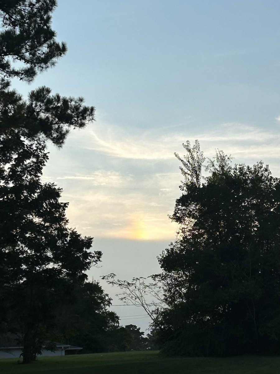 coffeegirl_77's tweet image. Is this a “sun dog?” @PatrickWDAM @RyanMahanWx @spann #Lumberton #Mississippi