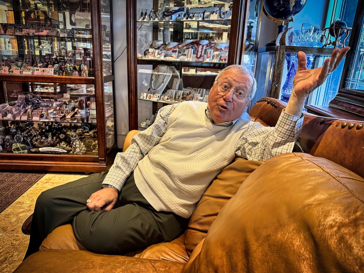 Aftermath of a robbery: Menashe family is working to stay in the happiness business
westsideseattle.com/robinson-paper…