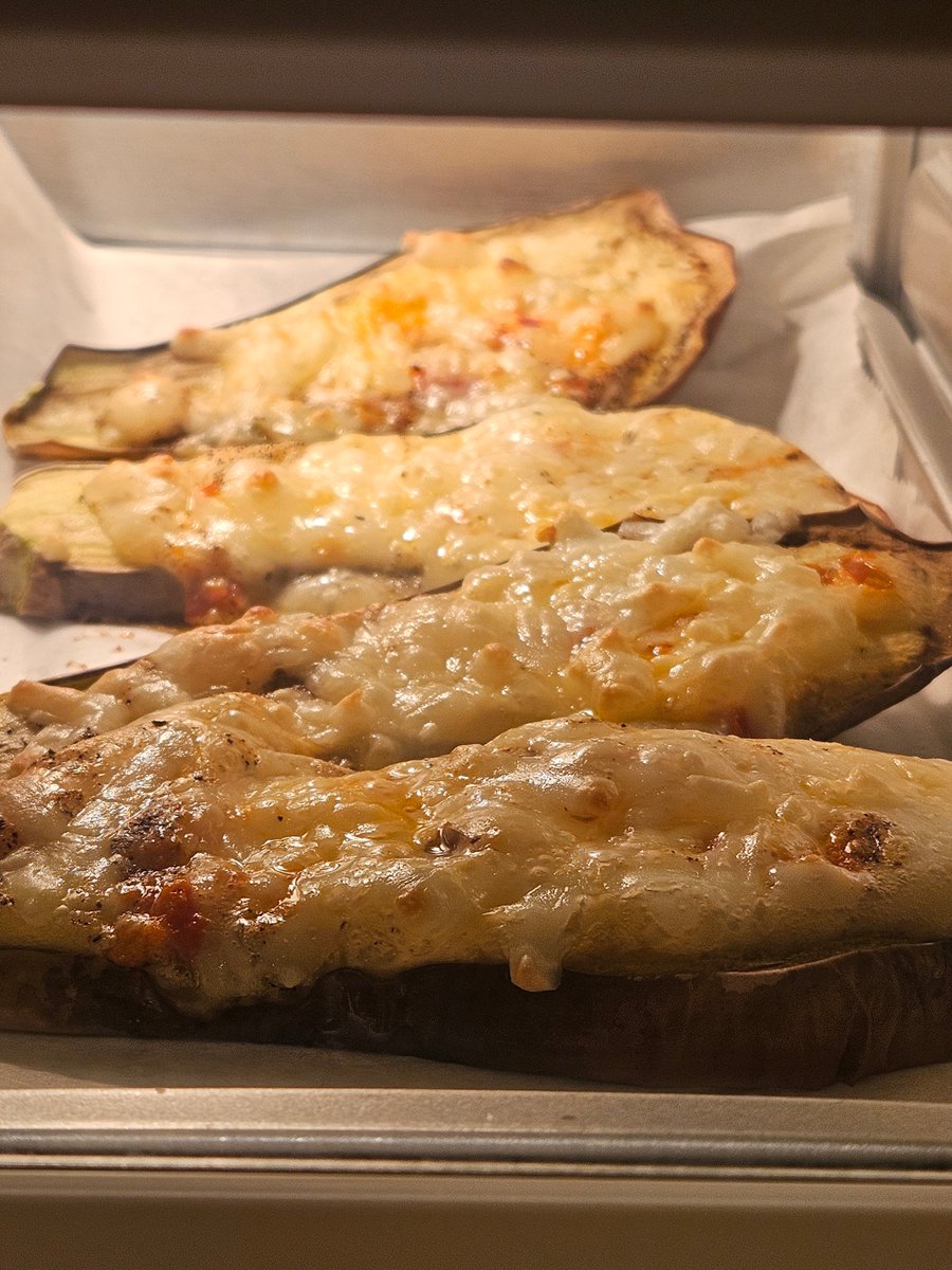 출근준비: 회사에서 먹을 식량 준비 ..
가지피자라는 거 정말 간단하고 맛있군요
토마토소스 대신 크림소스+페퍼론치노 오일 발랐어요