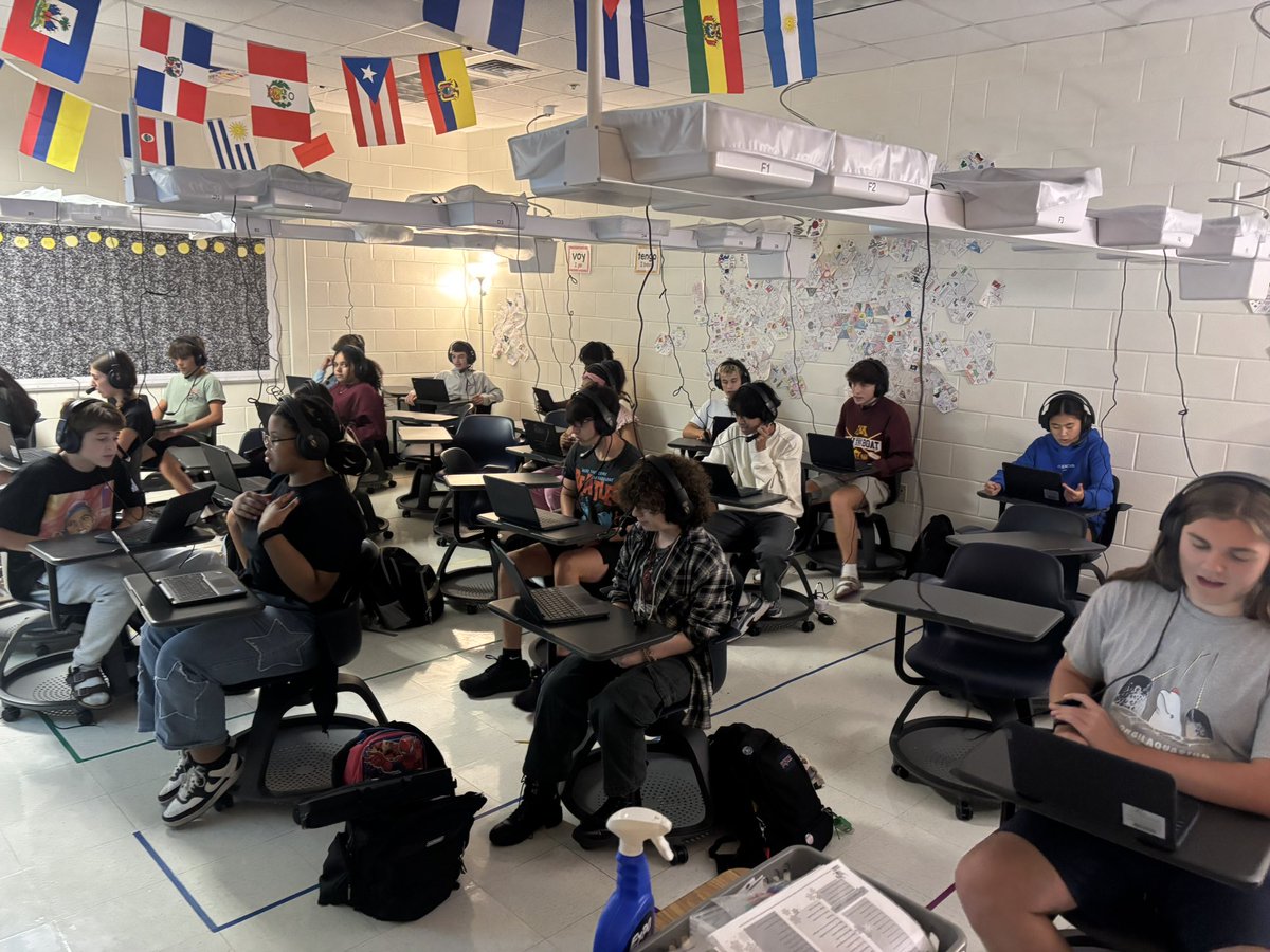 CHSWLanguage's tweet image. Spanish 3 Honors using the language lab for their first major grade. They did amazing! They exceeded expectations!  🥳