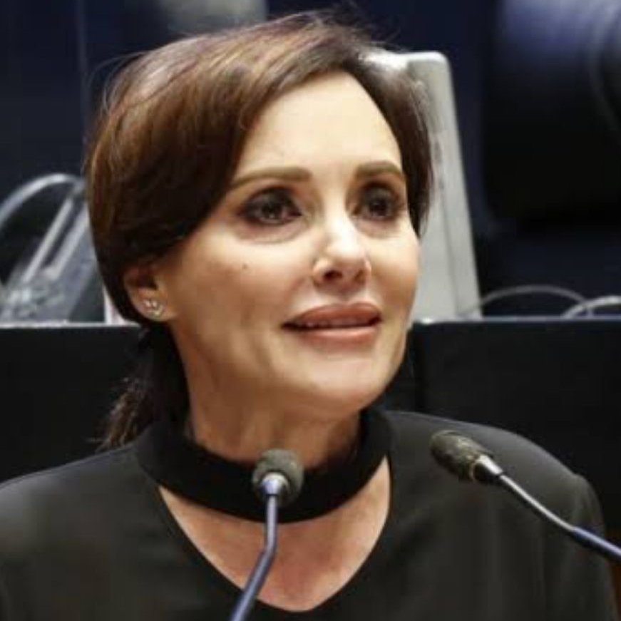 krasnohira's tweet photo. Alguien apoya para que esta pseudo-senadora PANISTA aparezca en libros de texto como ejemplo de "Traicion a la Patria"? https://t.co/4CAZivGeP9