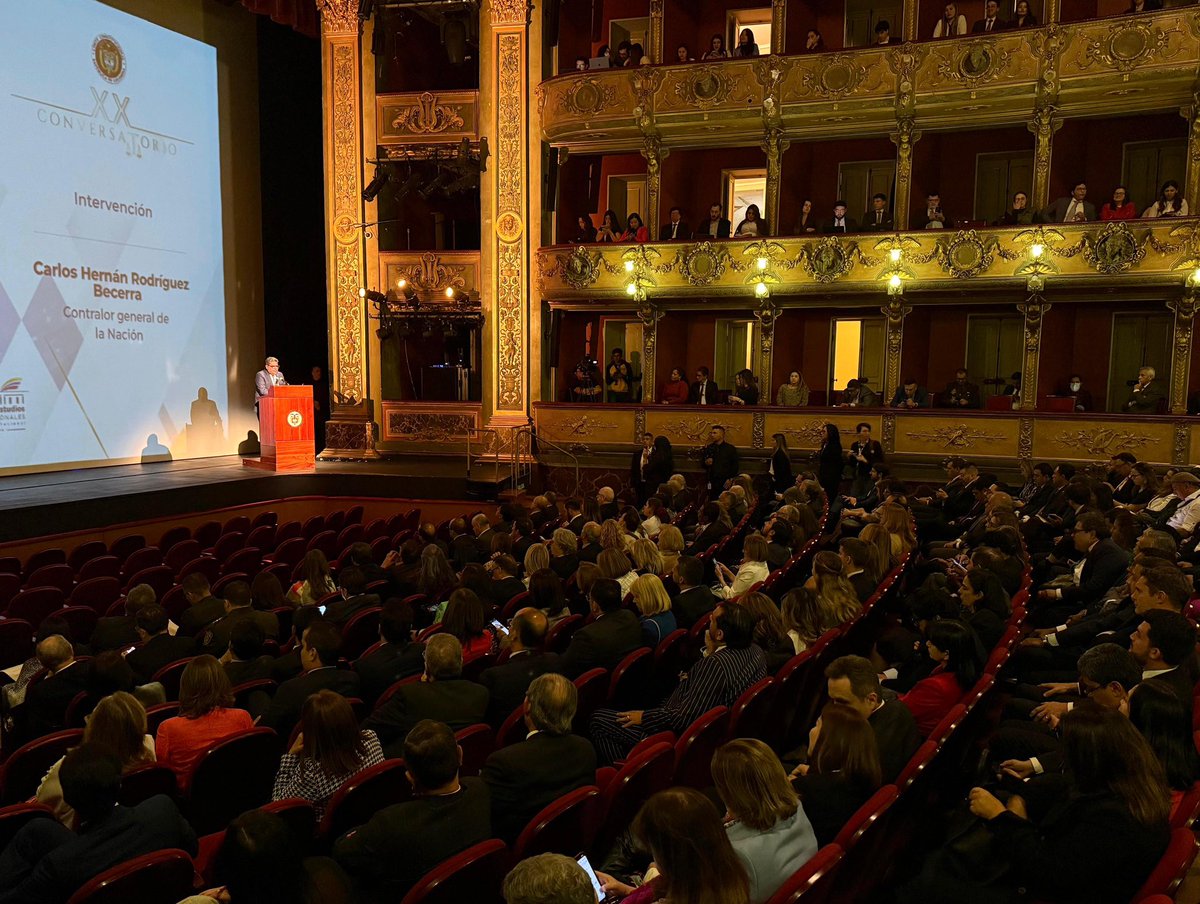 #AEstaHora | 📌 El contralor Carlos Hernán Rodríguez, en el XX Conversatorio de la Jurisdicción Constitucional, recalcó la urgencia de cumplir las metas de recaudo para garantizar el presupuesto 2025, mejorar la ejecución del gasto y afrontar con responsabilidad los riesgos