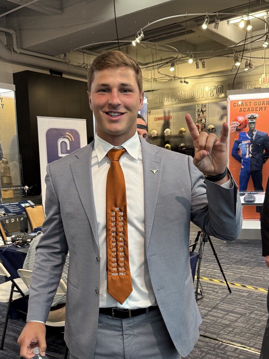 BradKellner_'s tweet photo. Six Longhorns made ESPN’s list of the Top 100 players in college football. 

69. Quintrevion Wisner
64. Michael Taaffe
61. Malik Muhammad
23. Arch Manning
11. Colin Simmons 
2. Anthony Hill Jr. 

Which player NOT on the list will be by the end of the season? https://t.co/dCBxVNvBWa
