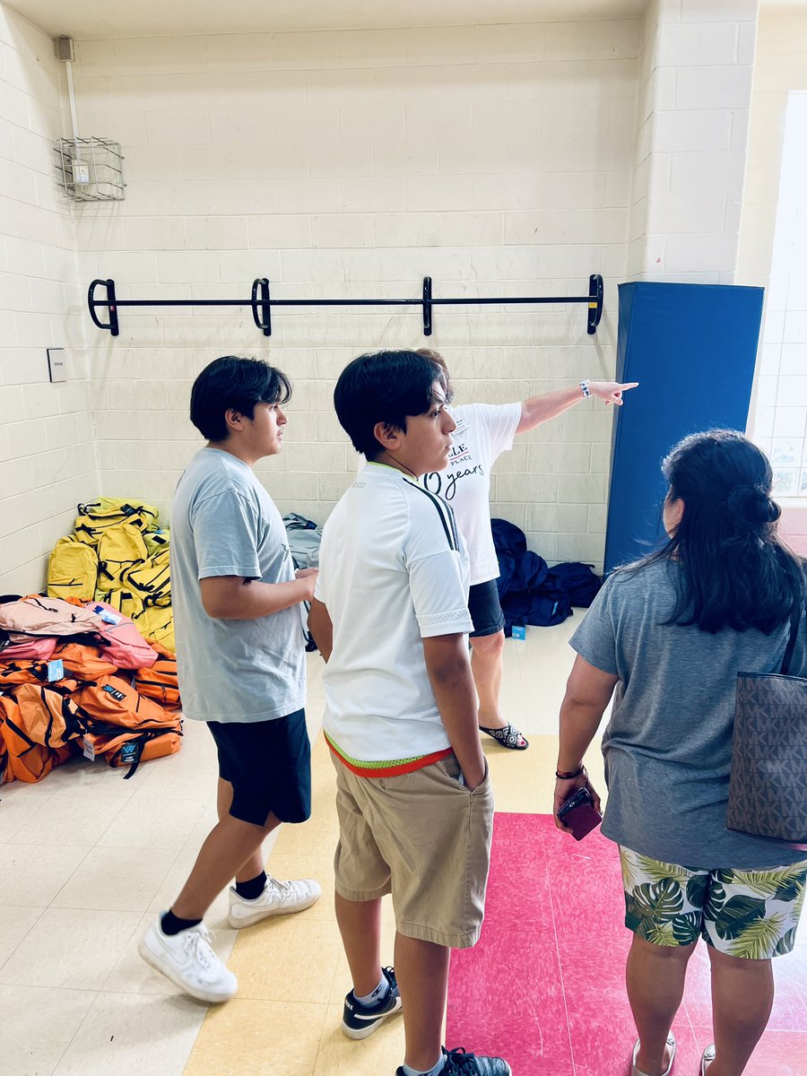 SterlingElemen1's tweet photo. Open House Success! Thank you @pinevilleneigh and the Pineville Sheriff Department for handing out over 500 backpacks of school supplies! 🎒✏️✂️🖍️ #sterlingpride🐯 #Crew89 #OpenHouse #LevelUP⬆️ https://t.co/Pxsnd7qpi9