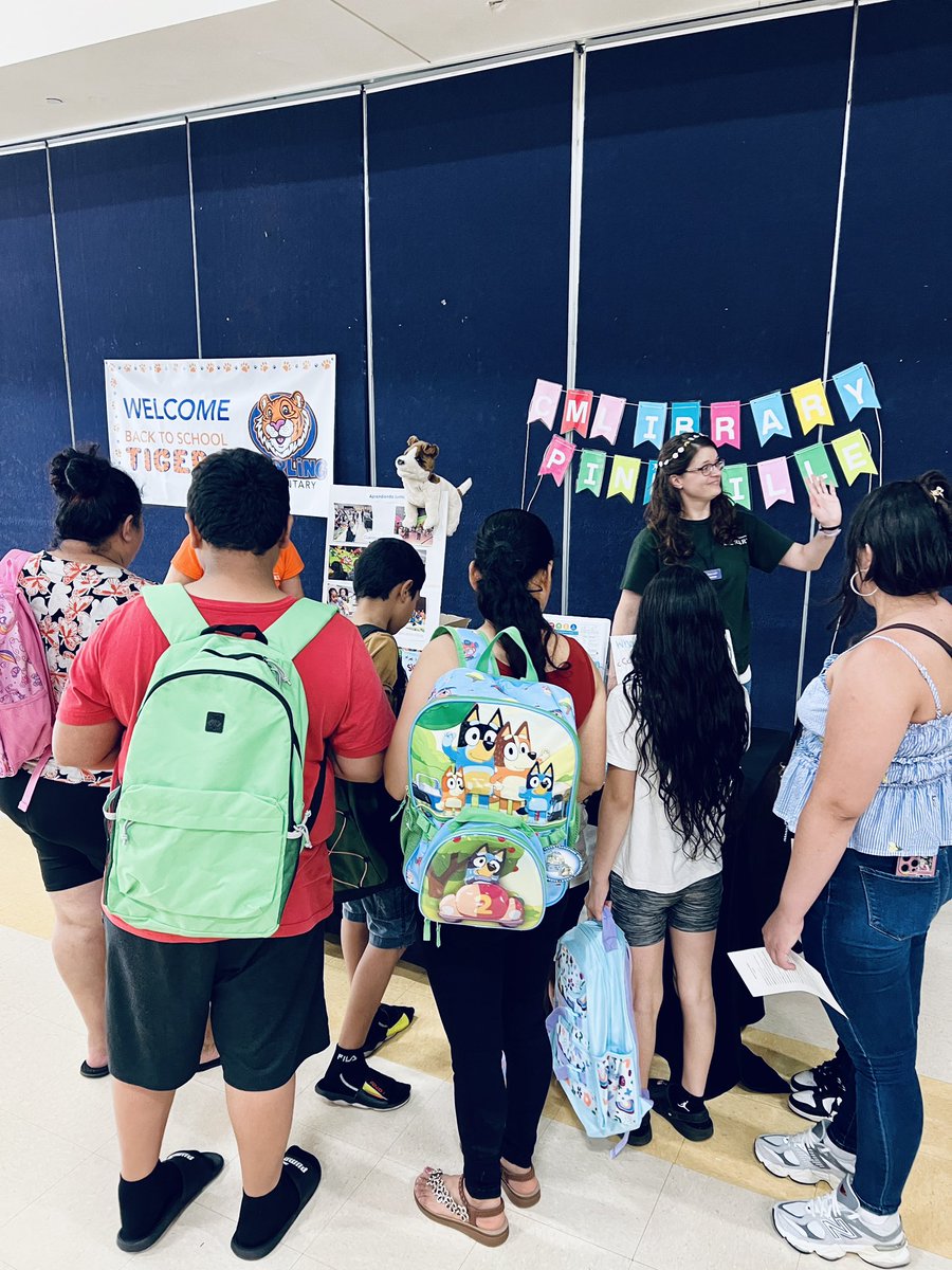SterlingElemen1's tweet photo. Open House Success! Thank you @pinevilleneigh and the Pineville Sheriff Department for handing out over 500 backpacks of school supplies! 🎒✏️✂️🖍️ #sterlingpride🐯 #Crew89 #OpenHouse #LevelUP⬆️ https://t.co/Pxsnd7qpi9