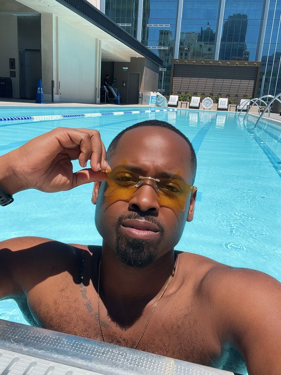 mrgoodvibesonly's tweet image. #poolside