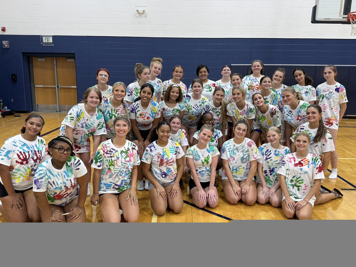 Picture day 📸 + team bonding = the perfect combo! Excited to capture memories and spend a season getting to know teammates who will make this season unforgettable 🐻🏐💙💛