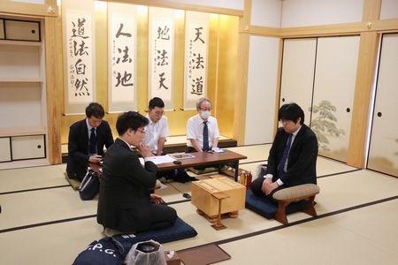 ＃ShogiLive 武蔵＠大阪＞本日は第84期順位戦Ａ級２回戦より、▲糸谷哲郎八段（１勝０敗）－△佐々木勇気八段（０勝１敗）の一戦を中継しています。戦型は相雁木。糸谷八段が先手番らしく好戦的な銀上がりで仕掛けを匂わせ、佐々木勇八段は１時間に迫る長考に沈みました。