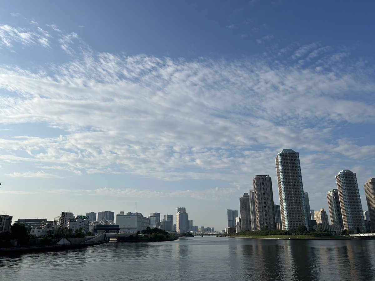 ＼おはようございます／
8月21日（木）東京都 #中央区☀️
T-pro@リオルです

出勤前の朝のお散歩、永代橋
夏の青空と白い雲☁️
雲が何かの形に見えてきます😊

今日もよろしくお願いします！

#企業公式が毎朝地元の天気を言い合う 
#企業公式が朝の挨拶を言い合う
#企業公式相互フォロー