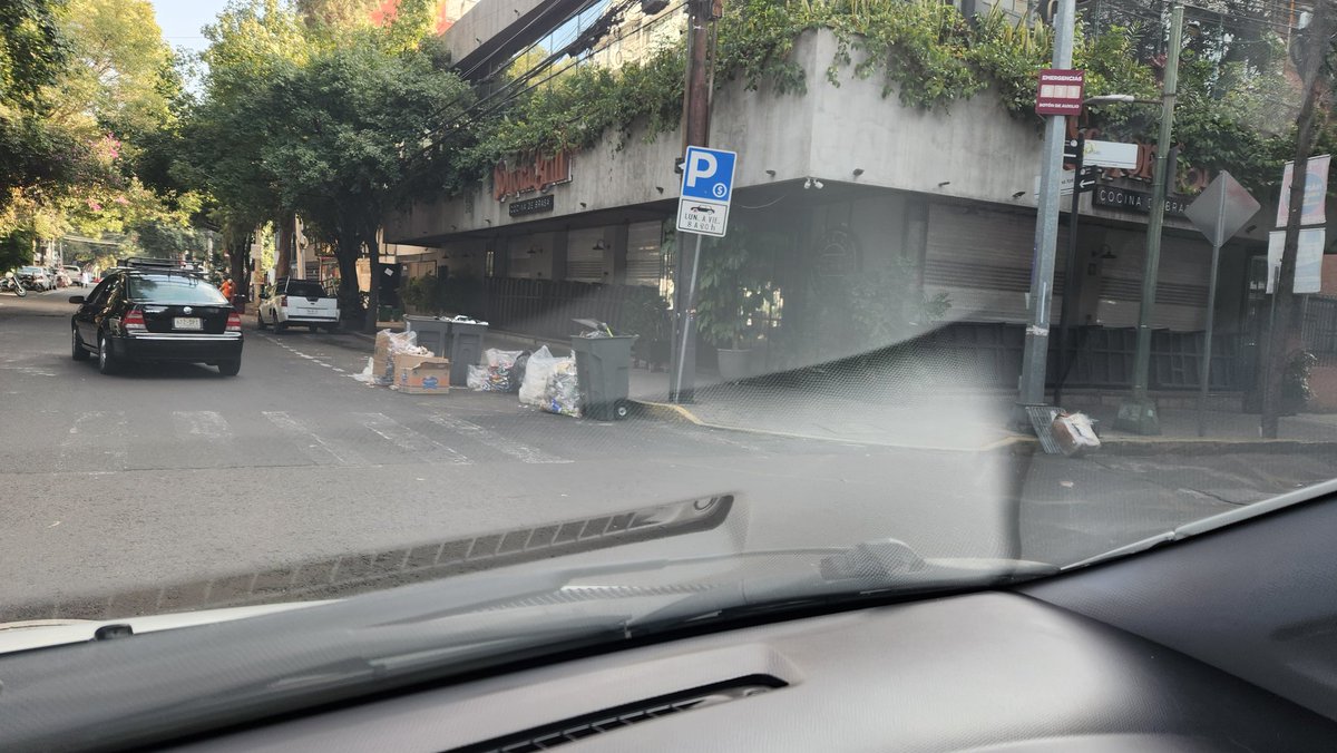 Alv77721's tweet photo. @BJAlcaldia @AccionesBJ
@LuisMendozaBJ 

POR FAVOR URGENTE, TODAS LAS MAÑANAS ES UN TIRADERO Y AREA DE RECOLECCION EN PLENA CALLE Y BANQUETA. FOCO DE INFECCION Y ESTORBA PASO PEATONAL. 

ESQUINA SONORA GRILL NAPOLES Y LA IMPERIAL. 

CALLE KANSAS ESQUINA NUEVA YORK. https://t.co/7SZ9ecLcf7