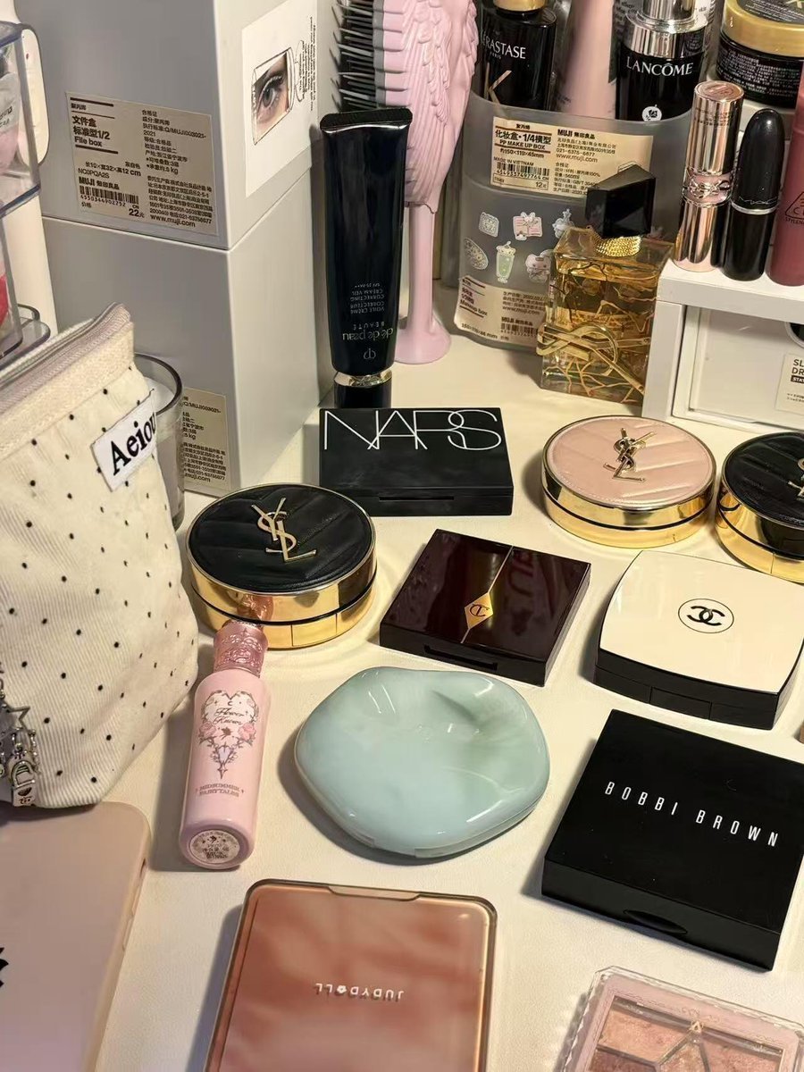 木曜日の朝、自分に精致なメイクをして、今日は充実した素晴らしい日になることを自分に伝えました。どんな挑戦でも笑顔で迎えます😊