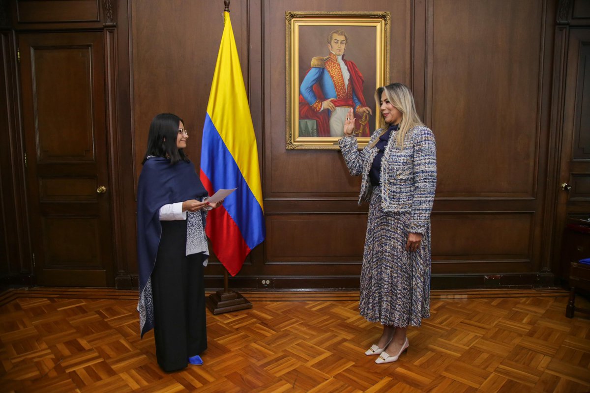 DapreCol's tweet photo. En la Casa de Nariño, la Directora y Secretaria General del DAPRE, Angie Lizeth Rodríguez, posesionó esta tarde a @Sandrasulay, como directora de @fondopazco, una entidad encargada de apoyar los proyectos y programas que desarrolla el gobierno en favor de la paz. https://t.co/GzBZwXFchu