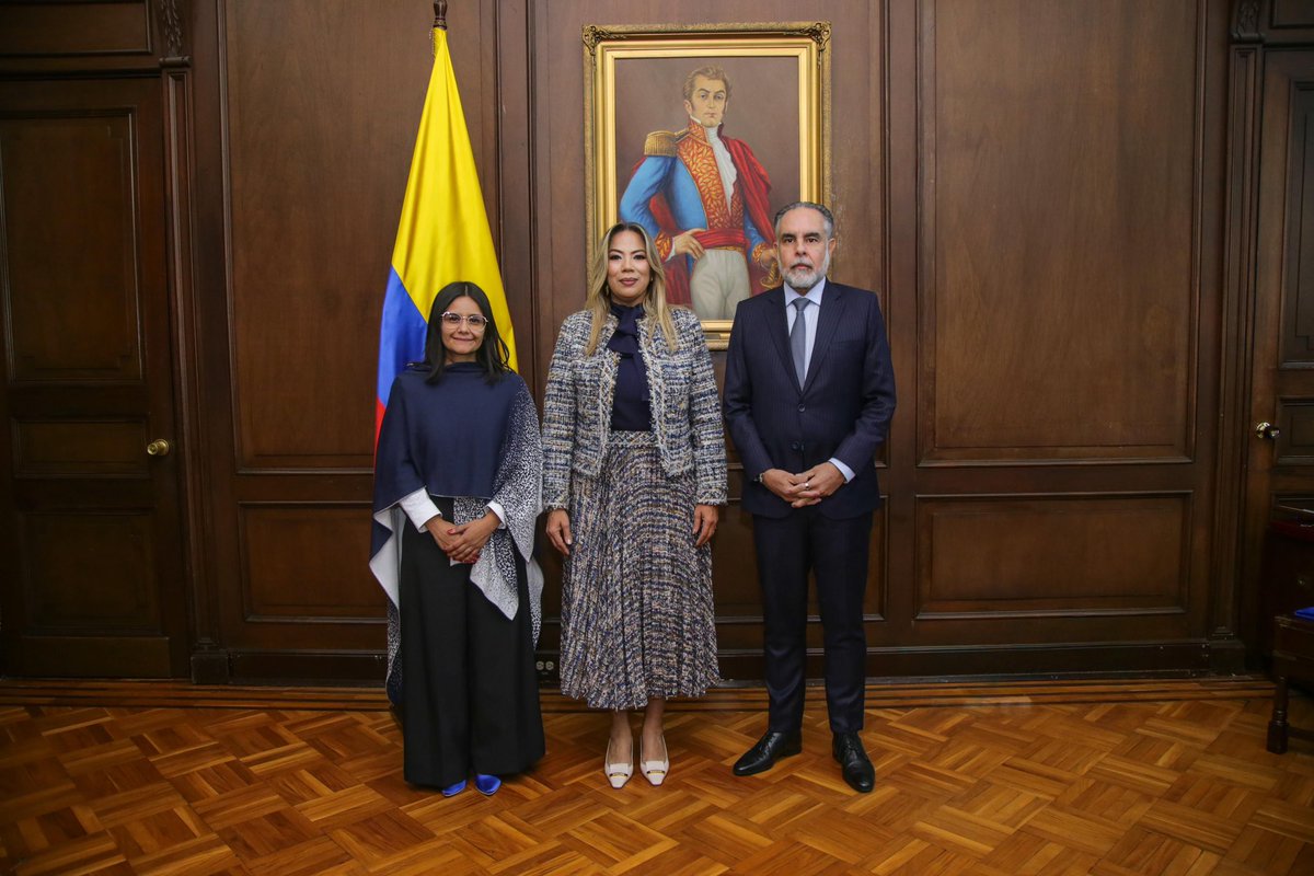 DapreCol's tweet photo. En la Casa de Nariño, la Directora y Secretaria General del DAPRE, Angie Lizeth Rodríguez, posesionó esta tarde a @Sandrasulay, como directora de @fondopazco, una entidad encargada de apoyar los proyectos y programas que desarrolla el gobierno en favor de la paz. https://t.co/GzBZwXFchu