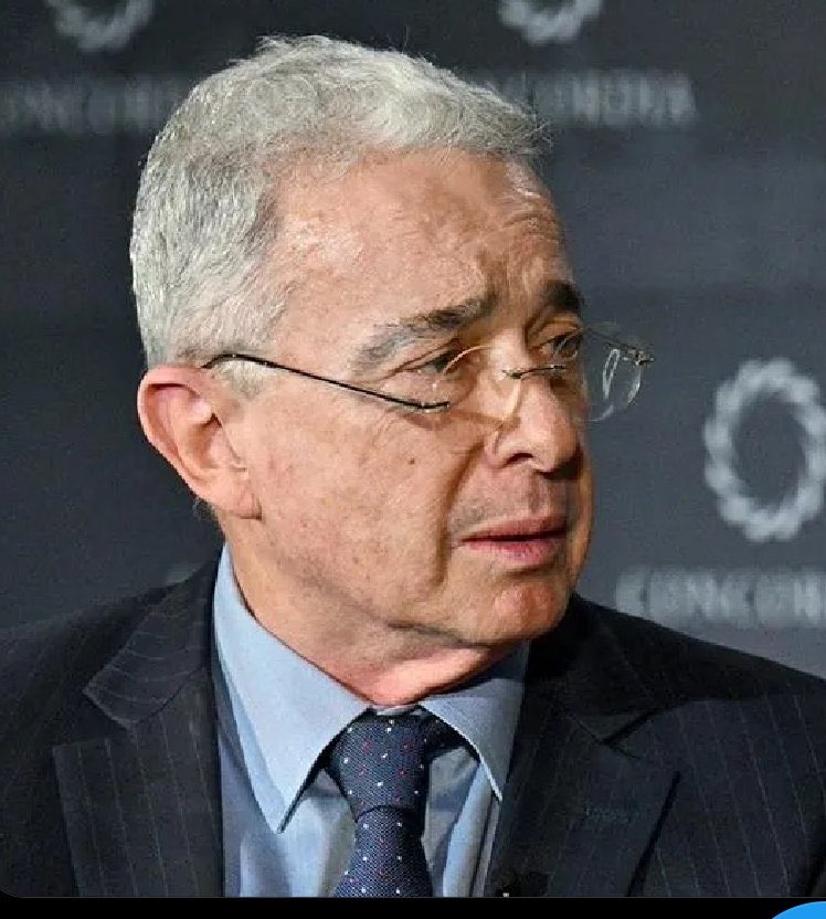 ElizbethCristi7's tweet photo. Epa Colombia, con su niña pequeña, está en la cárcel por romper una registradora y ya pagó los daños.
Uribe, condenado por fraude procesal y compra de testigos, anda libre, insultando jueces.

¿Justicia? No.
Eso se llama privilegio con apellido.
Gracias a quienes alzan la voz. ⚖️ https://t.co/5SmPWVSZVy