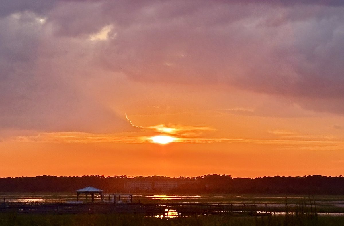 MMoore_hoops's tweet image. #HurricaneErin #sunset @EdPiotrowski @medwick @DylanHudlerWXII @JackiePascale @jamiearnoldWMBF @LeeHaywoodWX @dogwoodblooms @marioncaldwx @JustinMcKeeWx @StarboardRail @ThePhotoHour @Christina4casts @CMorganWX @AndrewWMBF @ScottyPowellWX @jgreenhillwx @TimBuckleyWX @matt_wx