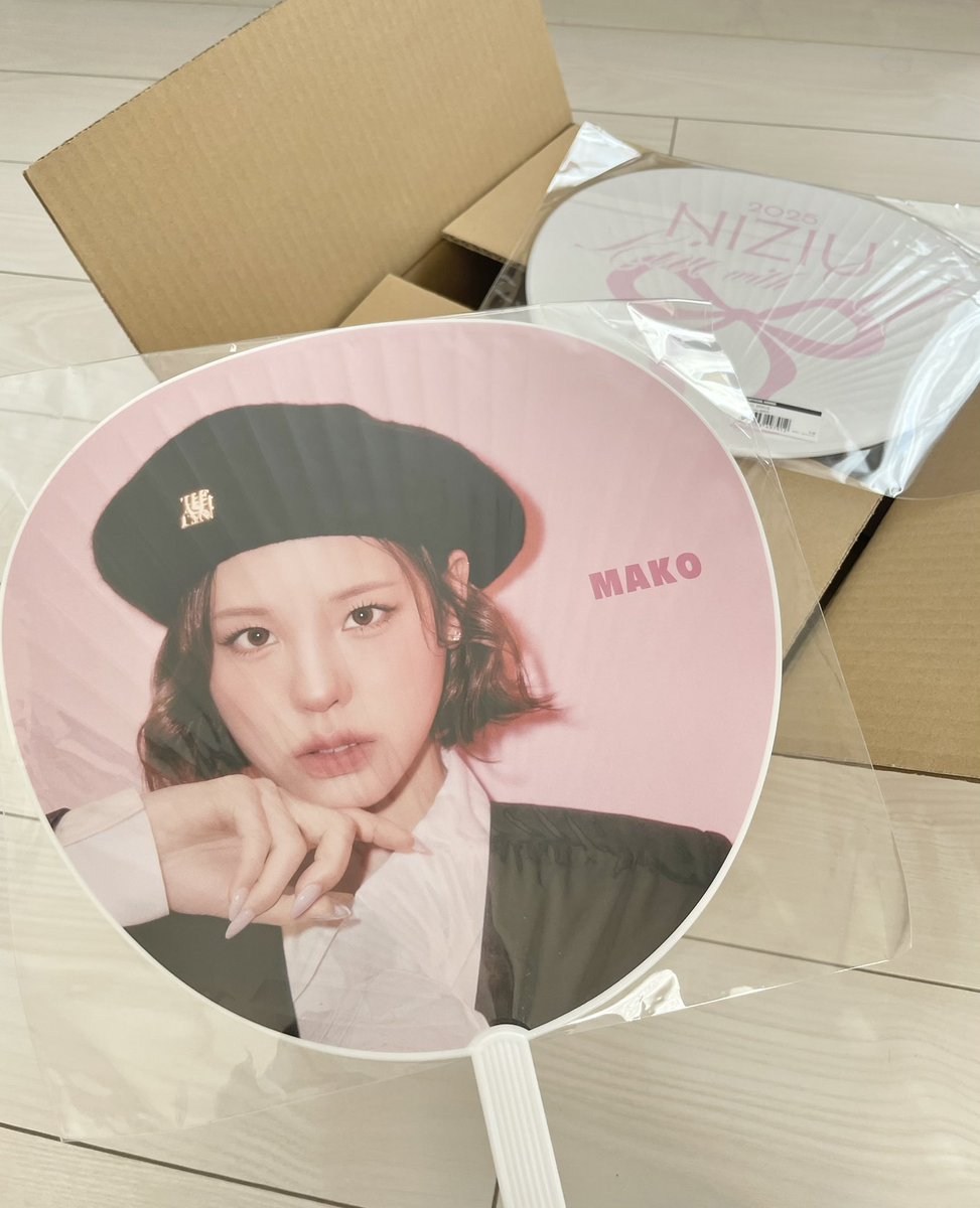 今回のうちわ可愛いくて永遠に眺めれる🎀
マコちゃんほんとベレー帽似合うよな🥺🧡
(ホルツ留守番のくせにどタイプすぎて買った人)