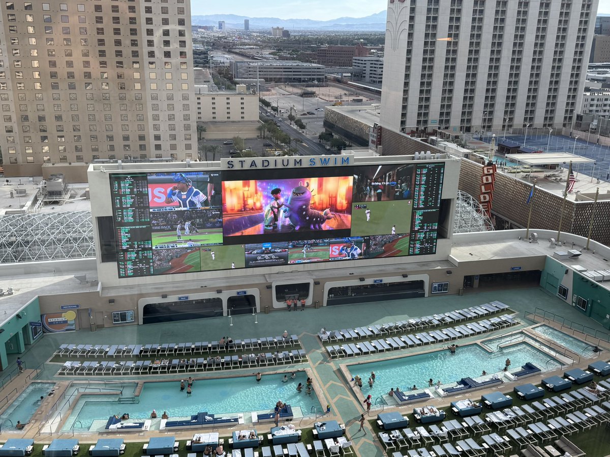Not a bad view to watch the Yankees from… <a href="/stadiumswim/">Stadium Swim</a> 🔥