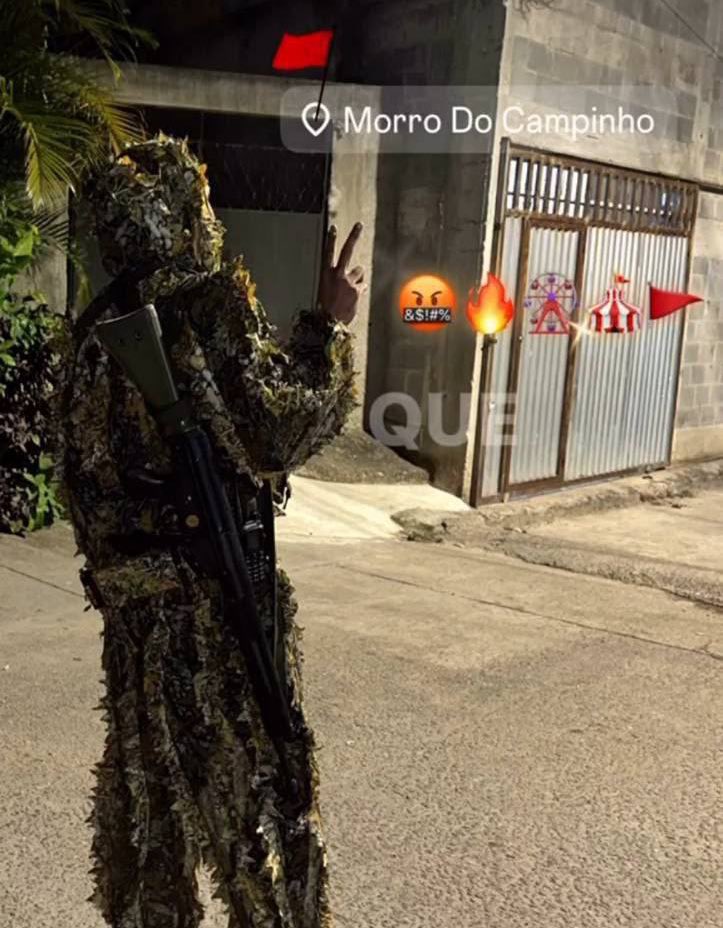 ⚠️VEJA: Traficantes do Comando Vermelho exibindo o poder bélico no Morro do Campinho, na Zona Norte do Rio.

Participe: t.me/baudotraficofc
